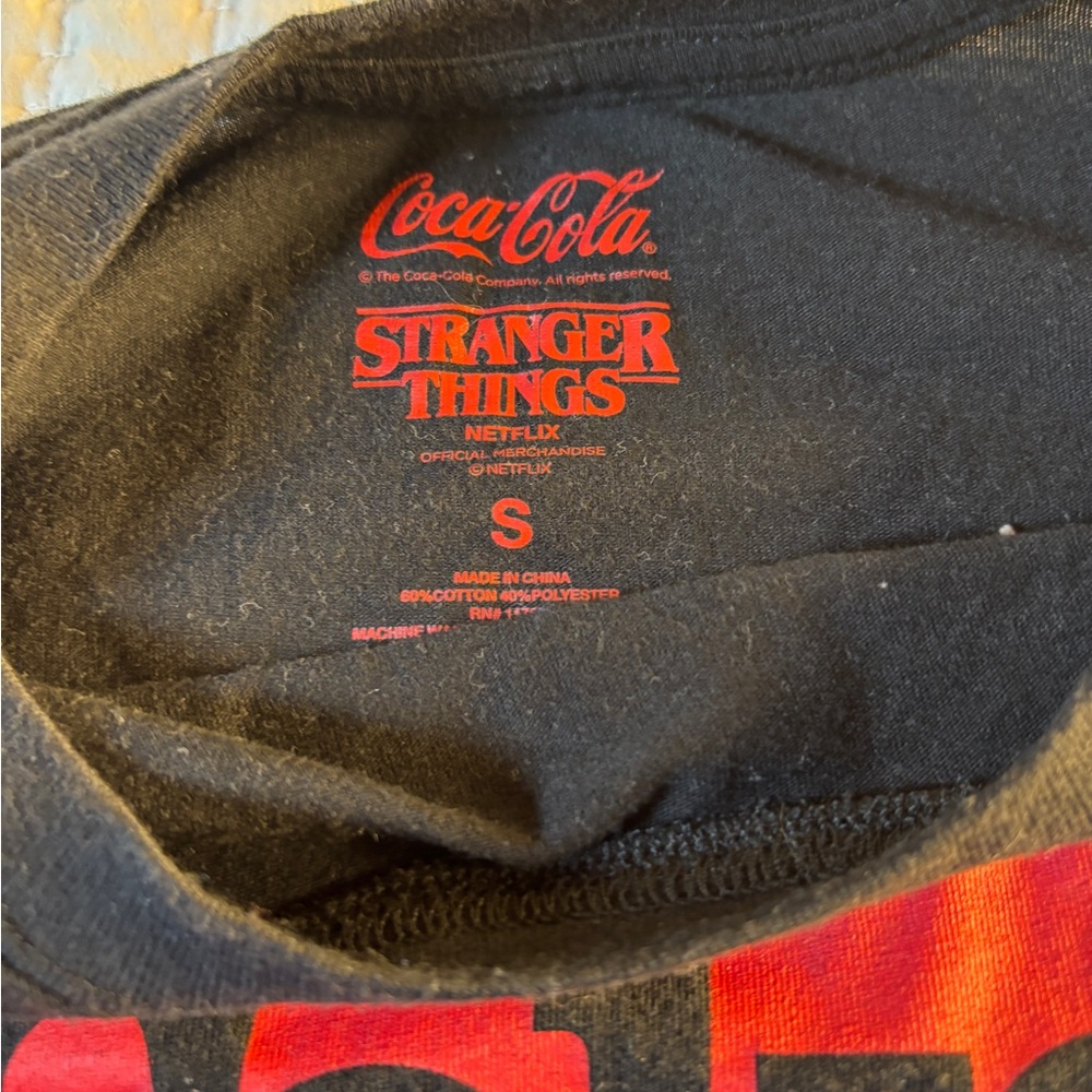 🔴 Coca-Cola x Stranger Things Graphic T-Shirt – Black – Size Small - Picture 3 of 5